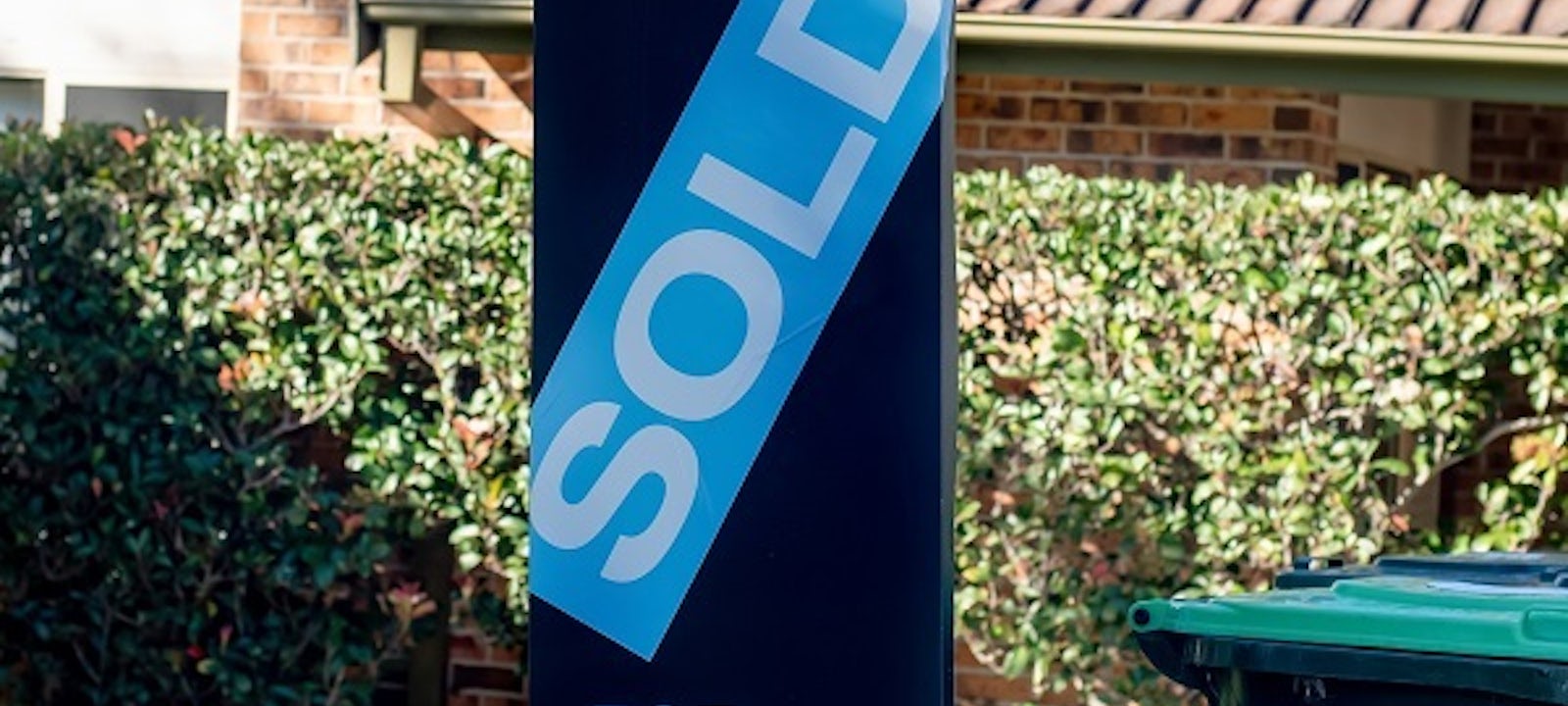 House auction sold sign